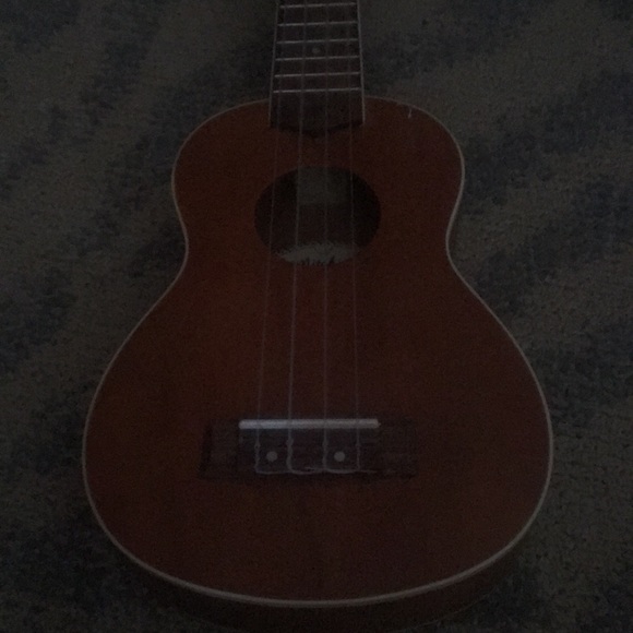 ukulele Mitchell - Picture 5 of 5